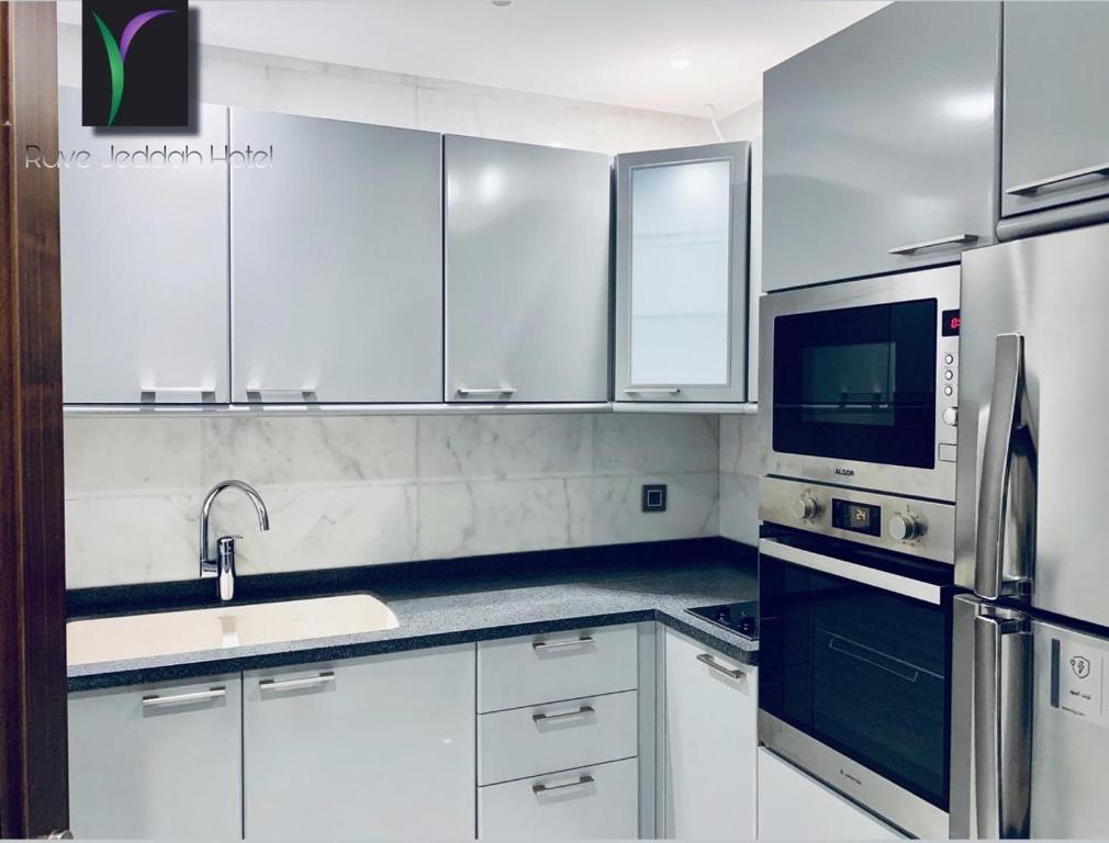 Kuchyň nebo kuchyňský kout v ubytování Ruve Jeddah Hotel