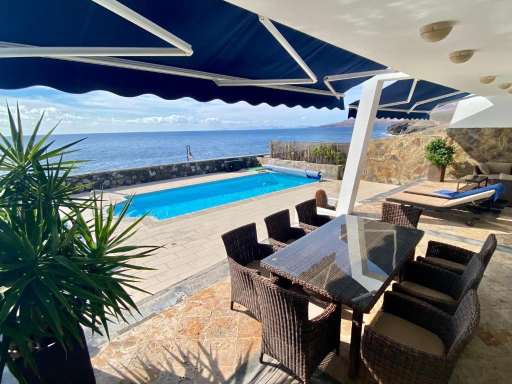 Bazén v ubytování Seafront Puerto Calero Villa nebo v jeho okolí