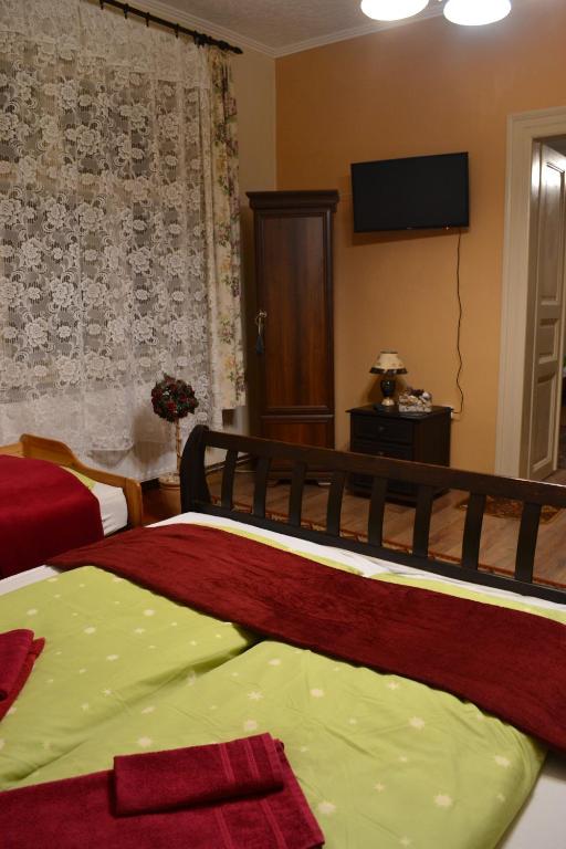 Postel nebo postele na pokoji v ubytování Vazsita ház