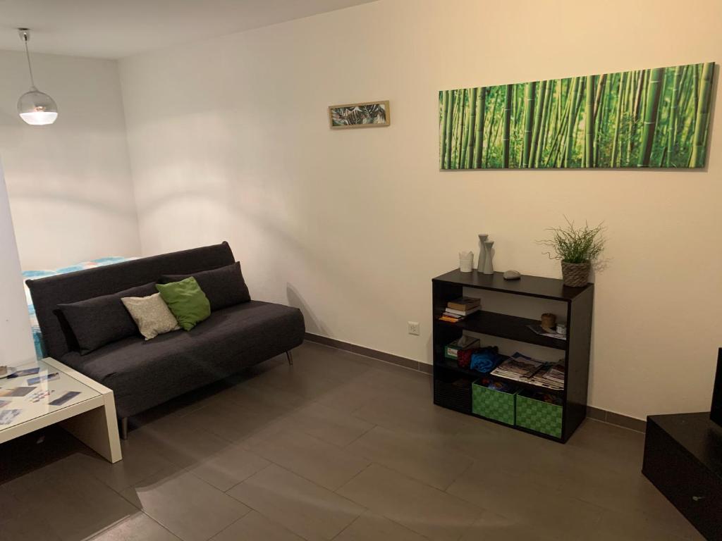 una sala de estar con un sofá y una mesa en C&C Eco Studio, en La Sonnaz