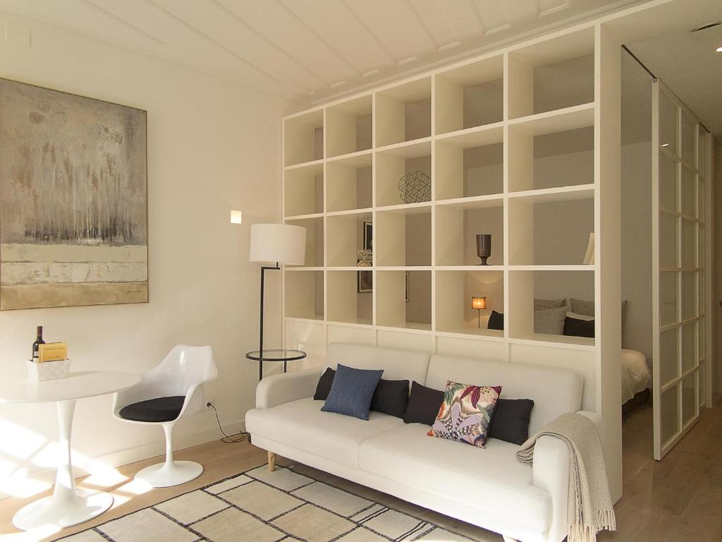 sala de estar con sofá blanco y mesa en Chiado bright modern apt with ac elevator en Lisboa