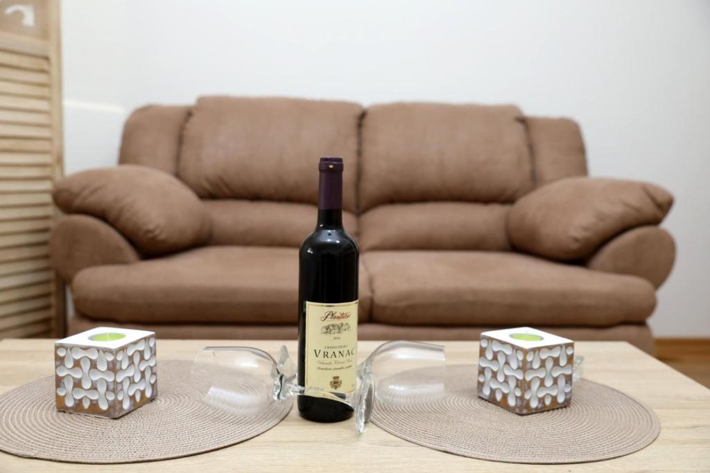 una bottiglia di vino seduta sopra un tavolo di Apartman Frida a Nikšić