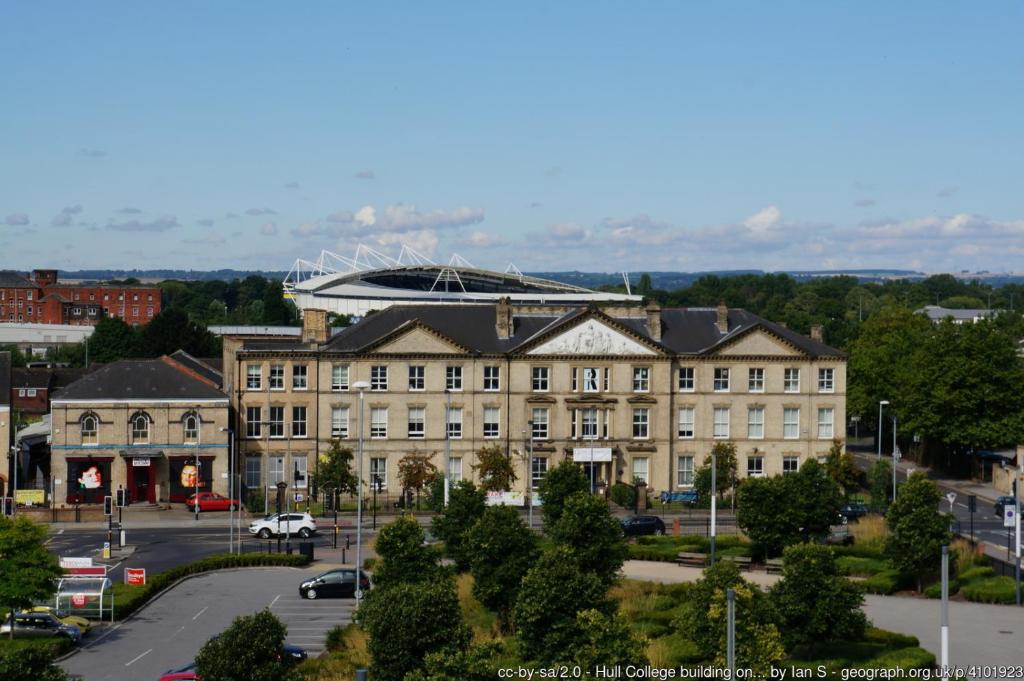 duży budynek ze stadionem na górze w obiekcie Park Hotel & Apartments w mieście Hull