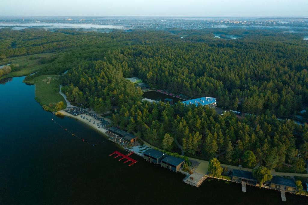 een luchtzicht op een huis op een eiland in het water bij GOOD ZONE Hotel in Peschanka