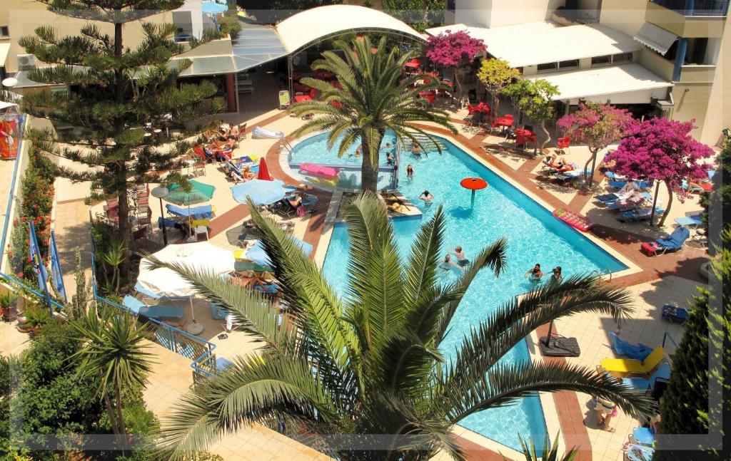 une vue aérienne d'une piscine dans un complexe hôtelier dans l'établissement Ibiscos Garden Hotel, à Réthymnon
