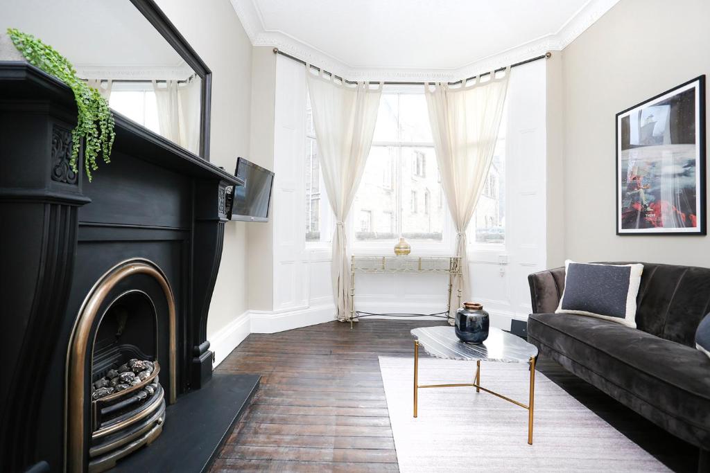 A seating area at ALTIDO Modern 1-BR Apartment in Trendy Stockbridge