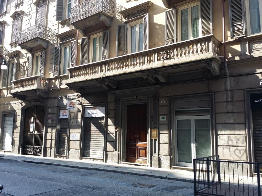 un edificio con balcones al lado de una calle en Torino central-- rooms and Apartments - Alba, en Turín