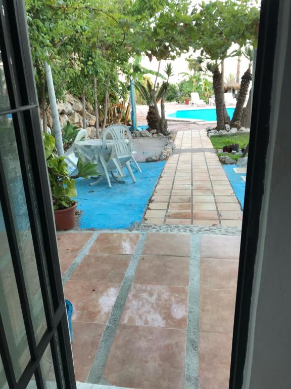 una vista desde la puerta de un complejo con piscina en CASA-H -pequeño conjunto casas adosados, en La Caleta-Guardia