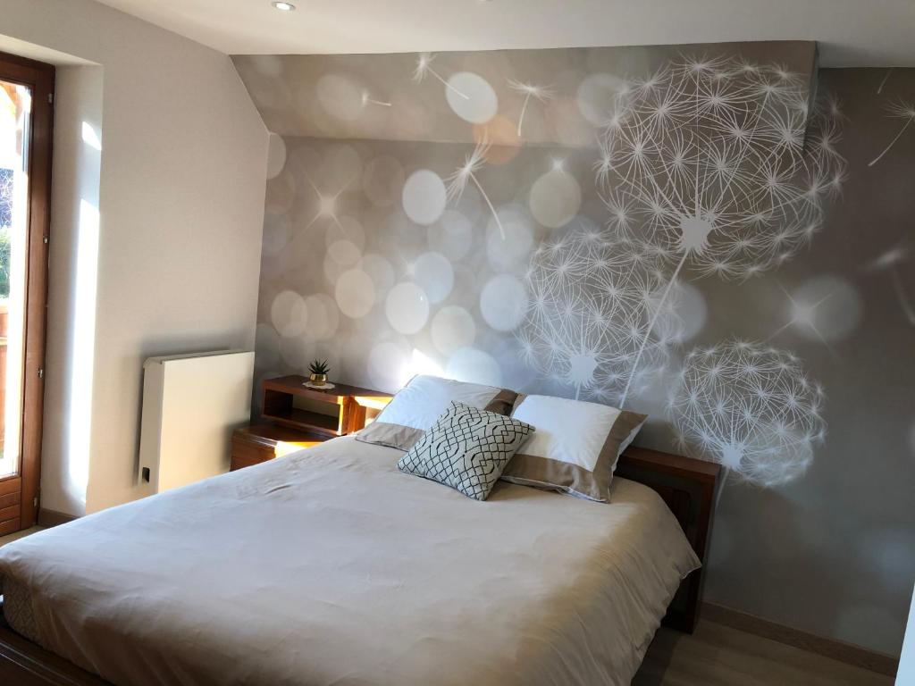 a bedroom with a bed with a wall with bubbles at Chambre d’hotes chez Sylviane in Niederhergheim