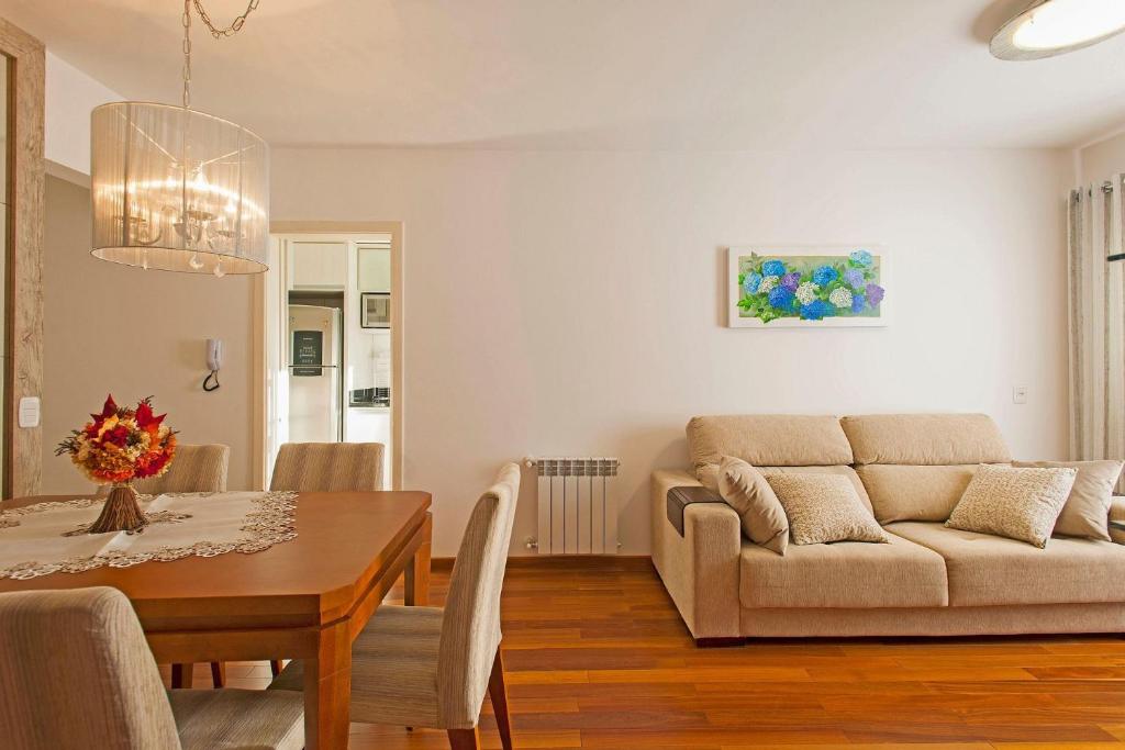  Apartamento completo com 2 quartos no centro de Canela