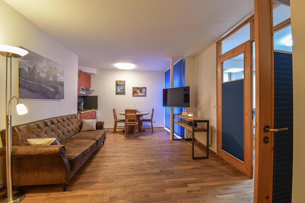 TV a/nebo společenská místnost v ubytování Ernst-Ludwig-Promenade