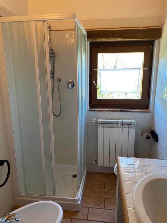 A bathroom at Podere La Tona