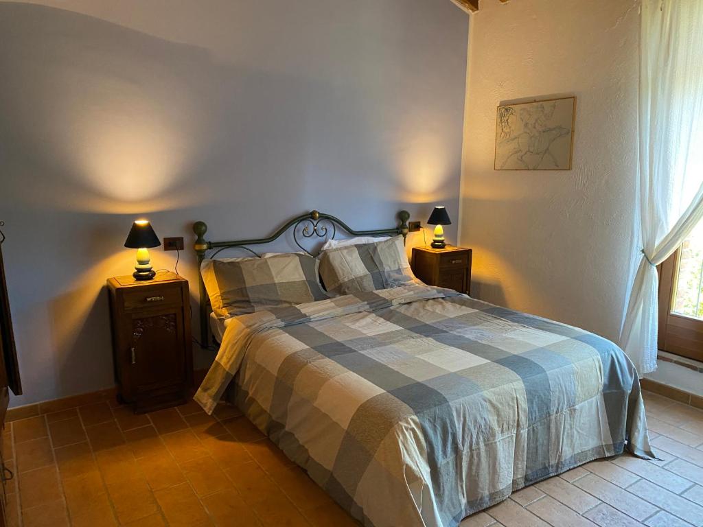 A bed or beds in a room at Podere La Tona