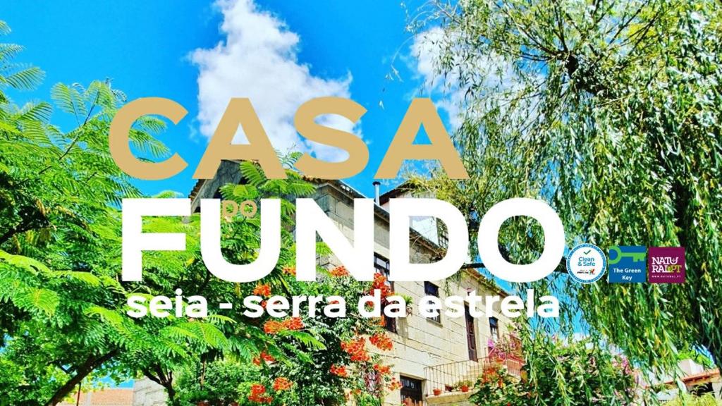 塞亞的住宿－Casa do Fundo - Sustainable & Ecotourism，建筑物前的花纹标志