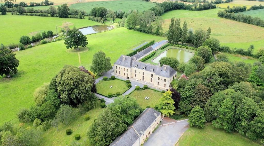 - une vue aérienne sur un château dans un champ dans l'établissement Château du Bû, à Anctoville