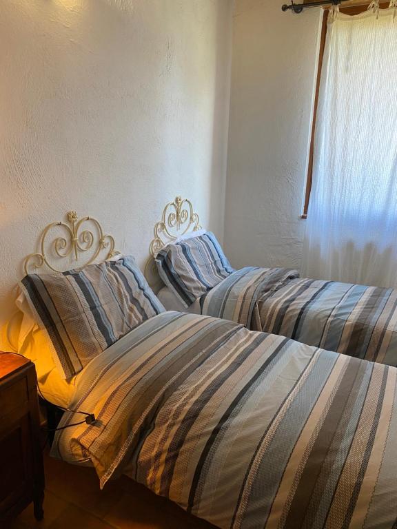A bed or beds in a room at Podere La Tona