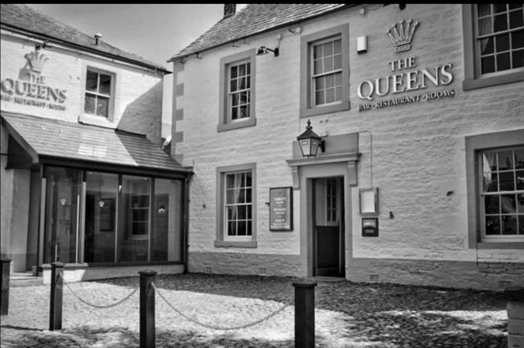 uma foto a preto e branco de um edifício em The Queen's Arms Inn em Warwick