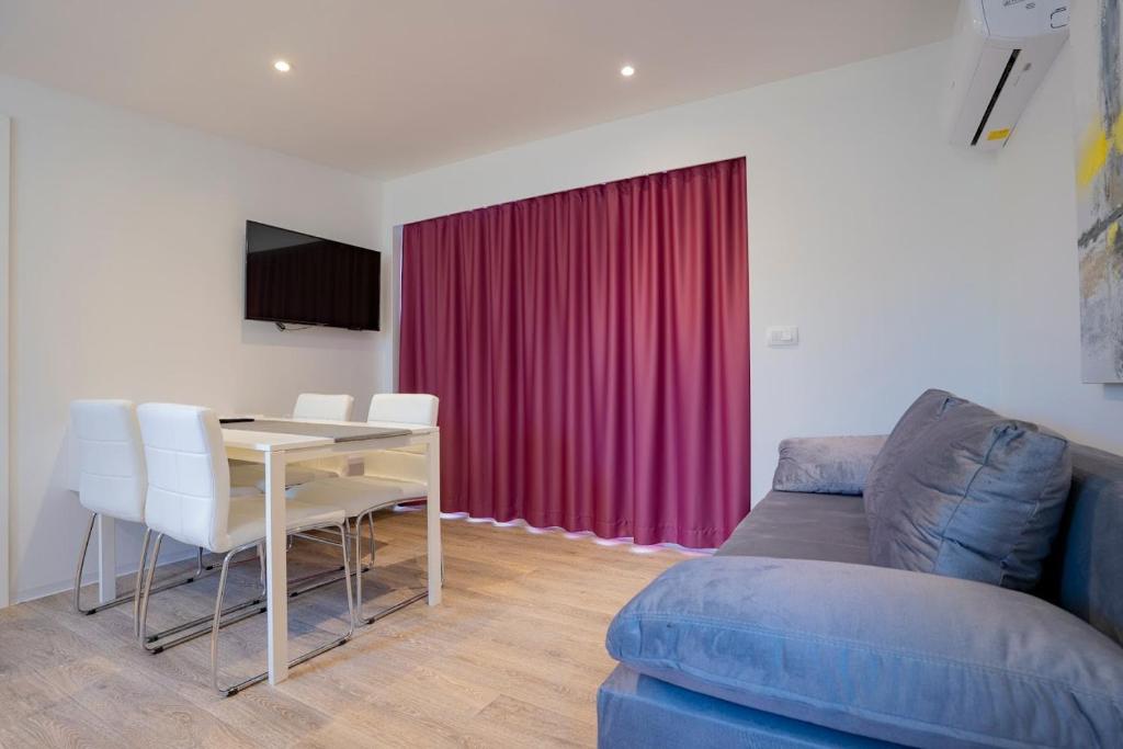 TV a/nebo společenská místnost v ubytování Adriatic Mobile Homes
