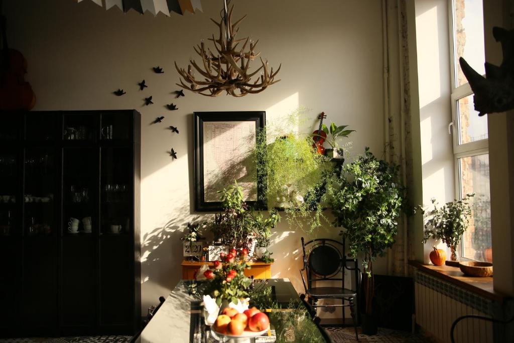 um quarto com uma mesa com plantas e um espelho em Fabrika Hotel em Rostov on Don