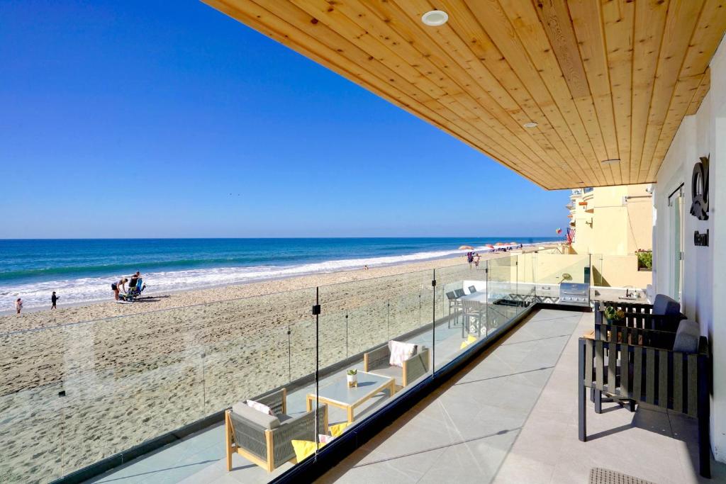 uma vista para a praia a partir da varanda de um edifício em Ocean Villas Beach Front em Carlsbad