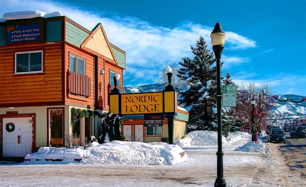 una luz de la calle frente a un edificio con nieve en Nordic Lodge, en Steamboat Springs