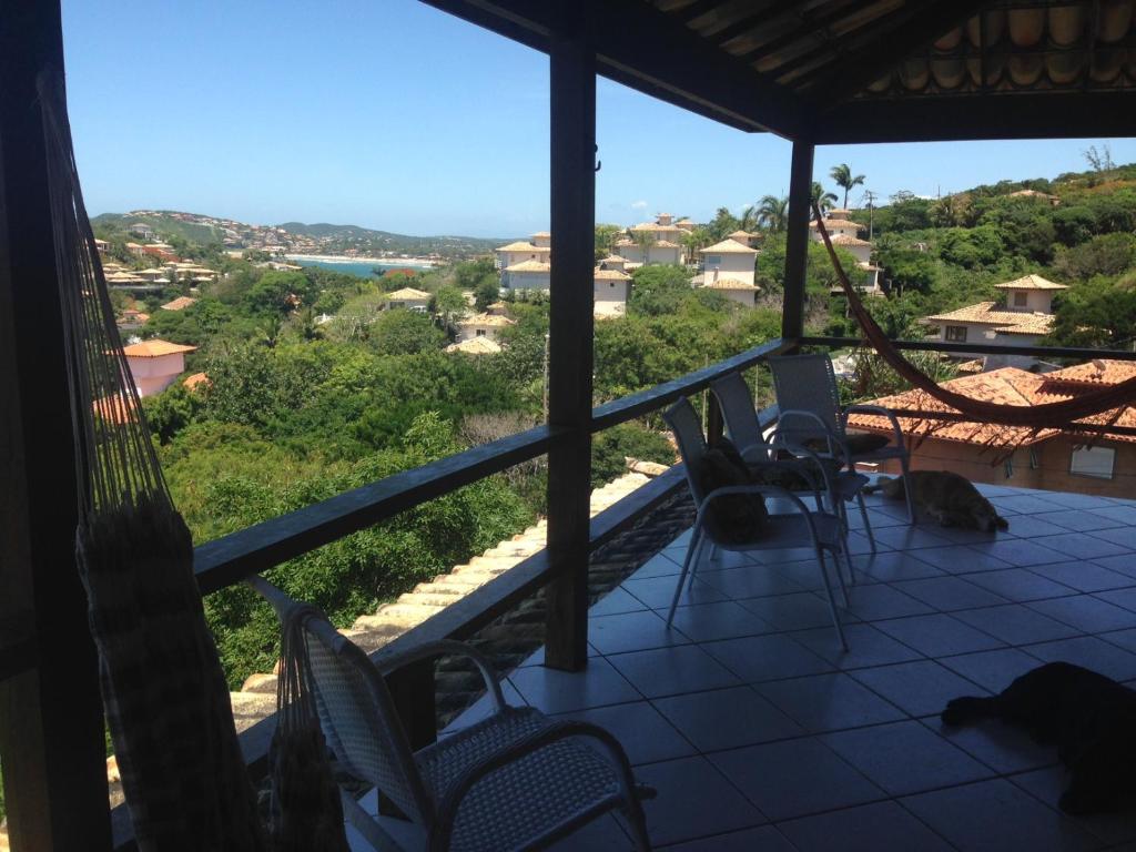 een uitzicht vanaf het balkon van een huis met stoelen bij Casa Praia dos Amores Ferradurinha e Geriba in Búzios