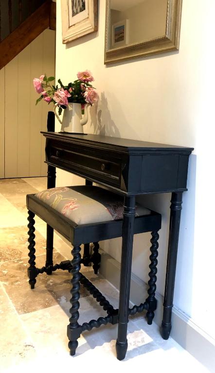 a blue piano with a seat and flowers on it at Maison Marie in Lagarde