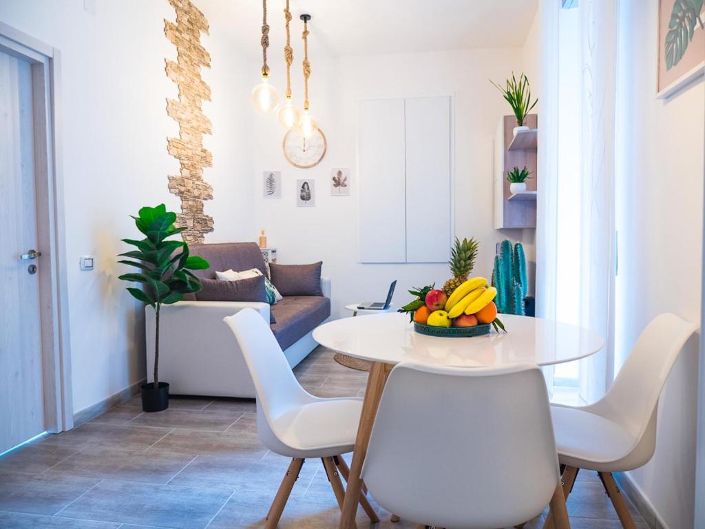 uma sala de estar com uma mesa com uma taça de fruta em Premium Apartment in Chiaia, Naples Center, Near Seaside em Nápoles