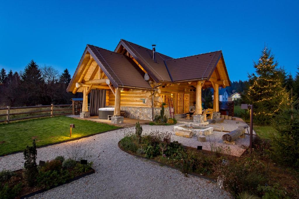 Zahrada ubytování KRALJICA ŠUME - Divjake Log Home