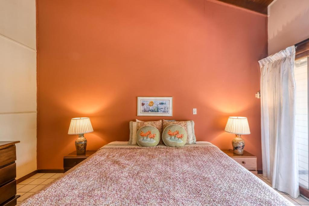 Postel nebo postele na pokoji v ubytování Flamingo Villa #12