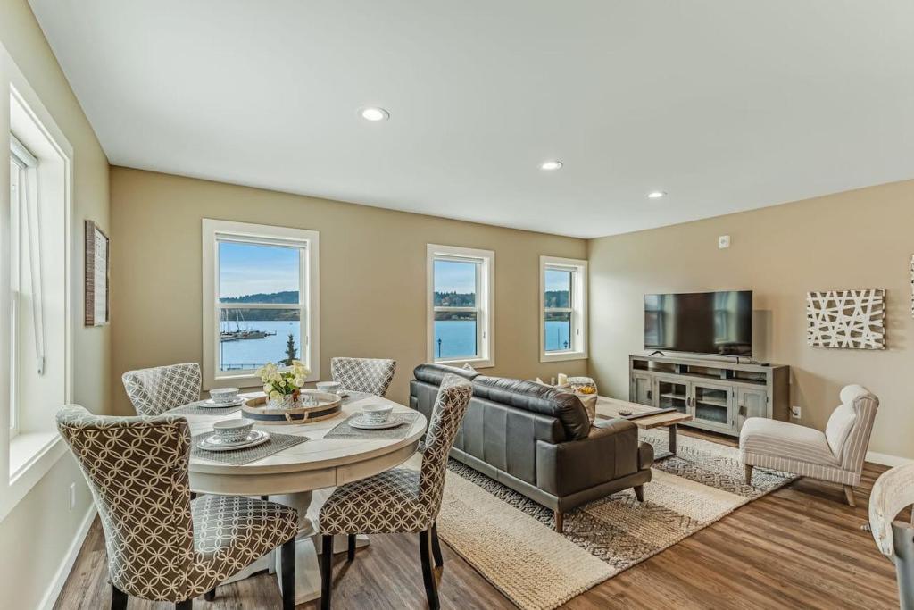 a living room with a table and chairs at Liberty Bay Loft in Poulsbo