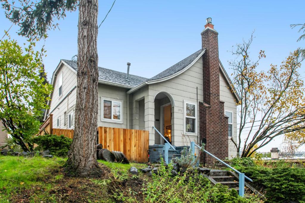 una casa bianca con un camino di mattoni di Northlake Excellence a Seattle