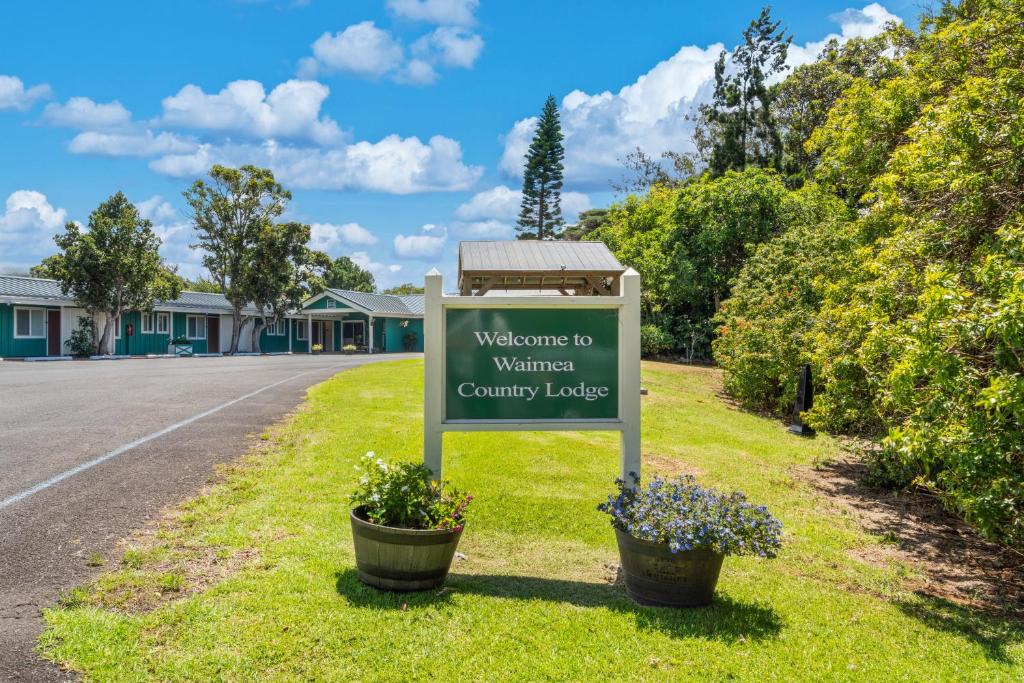 una señal de bienvenida para una bienvenida a Warrington Country Lodge en Castle Waimea Country Lodge, en Waimea