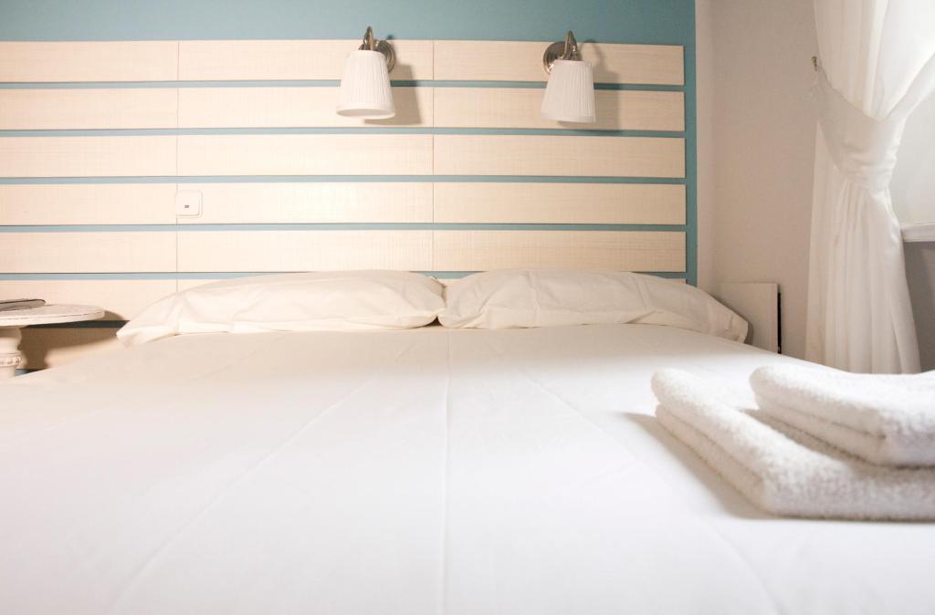 Posteľ alebo postele v izbe v ubytovaní Hostal Boreal Mistral