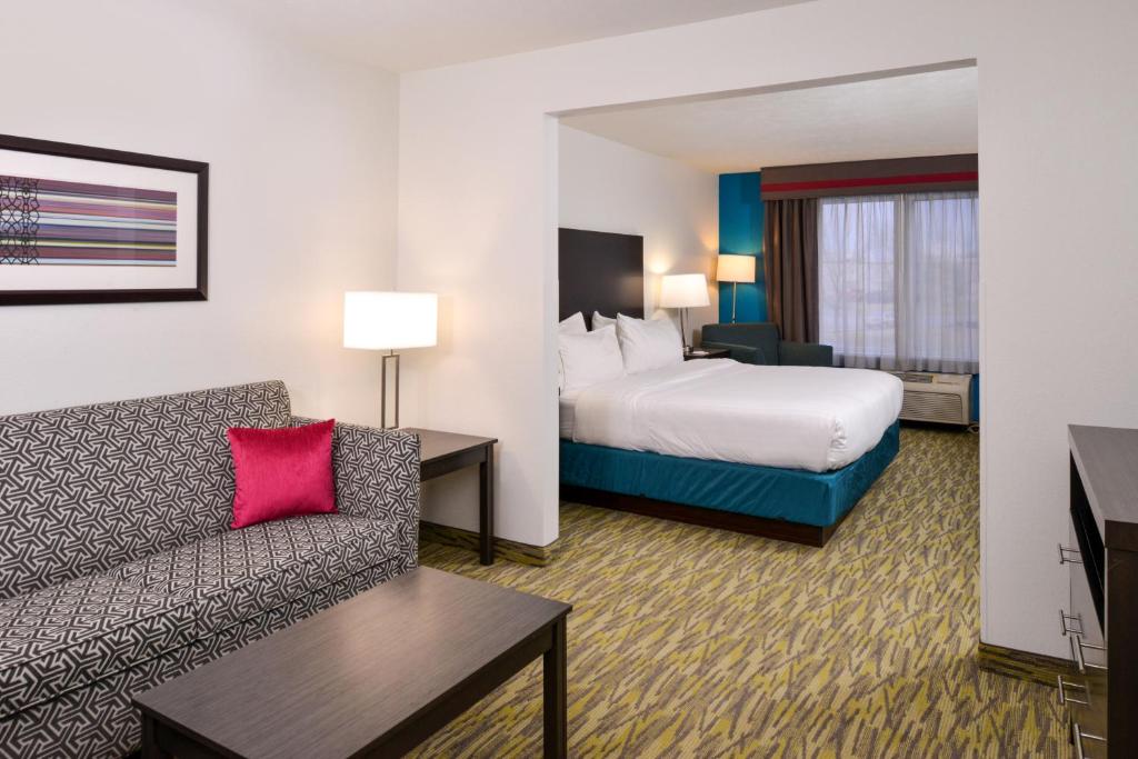 Holiday Inn Express Hotel & Suites Omaha West by IHG - King Suite Con Divano Letto