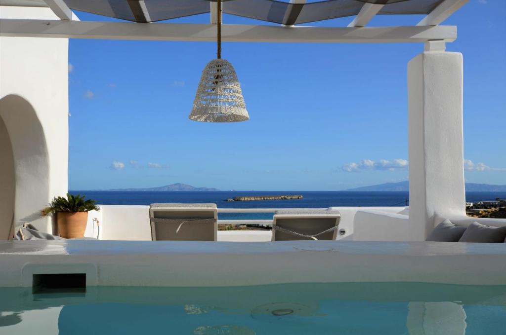 クリシ・アクティにあるVilla LIMANI Parosの海の景色を望むスイミングプール付きの家