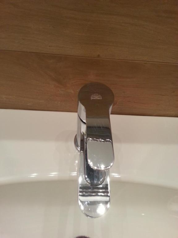 szczotka do włosów na blacie w obiekcie Appartamento B&B Suite Stefanelli w mieście Tarent