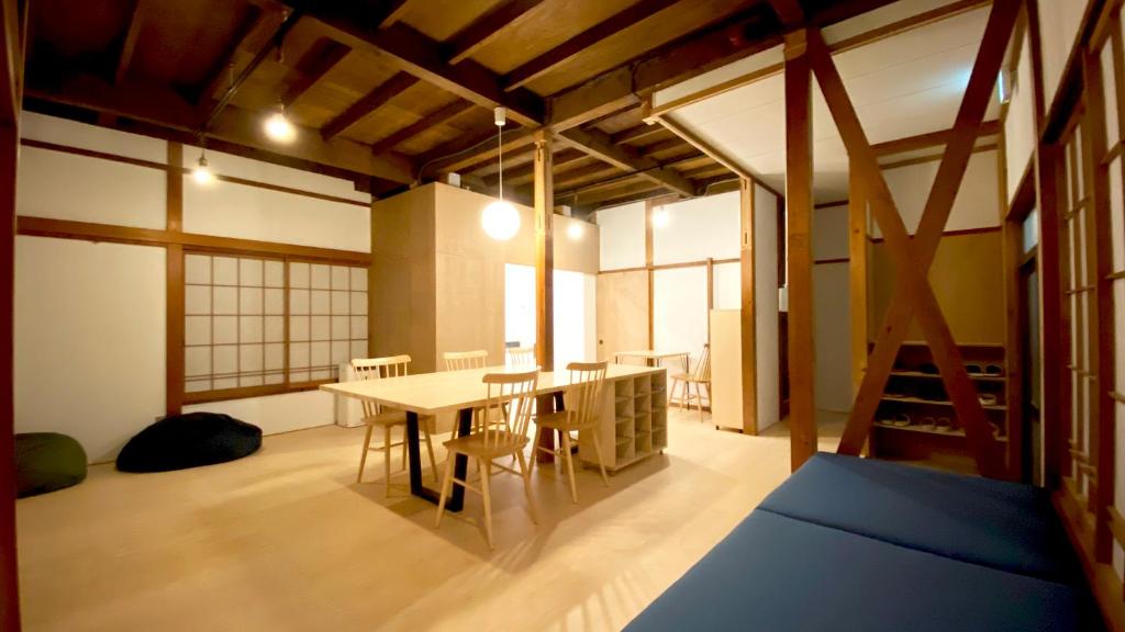 湊庵錆御納戸-so-an sabionand- في Inatori: غرفة كبيرة فيها طاولة وكراسي