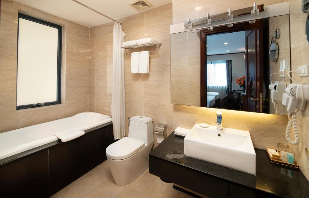 Koupelna v ubytování Hanoi Larosa Hotel