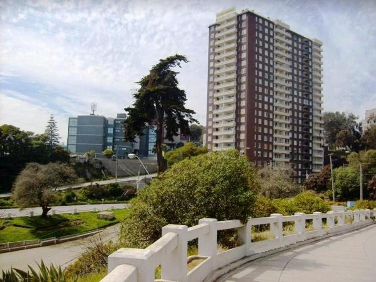 a white fence in front of a tall building at DEPARTAMENTO FRENTE A LA PLAYA 3 personas in Valparaíso