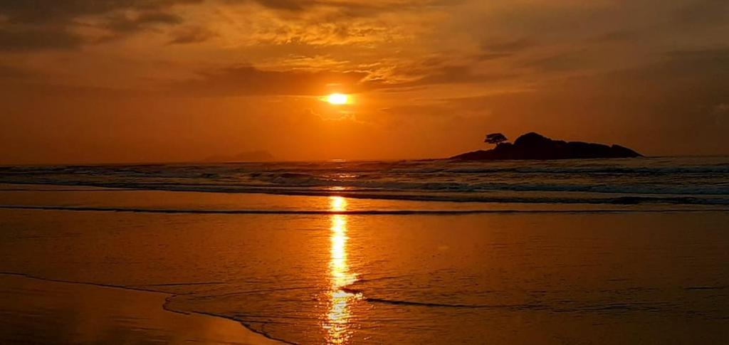  GUARUJÁ PITANGUEIRAS 50 metros da praia PE NA AREIA