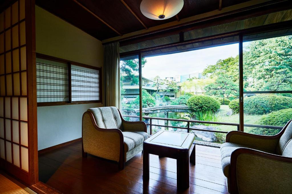 Posezení v ubytování Suisui Garden Ryokan (in the Art Hotel Kokura New Tagawa)