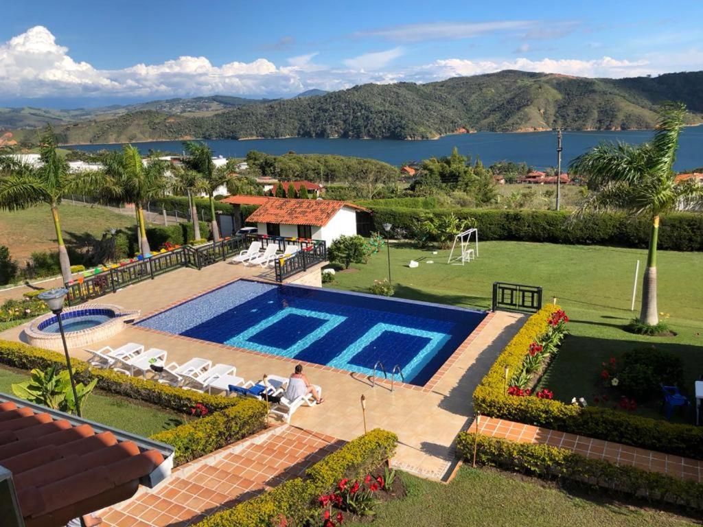 Výhľad na bazén v ubytovaní Finca Lago Calima with Excellent view alebo v jeho blízkosti