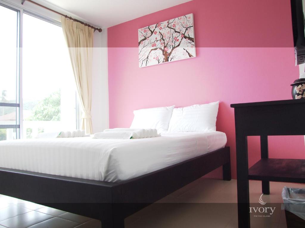 Una cama o camas en una habitación de Ivory Phi Phi Island