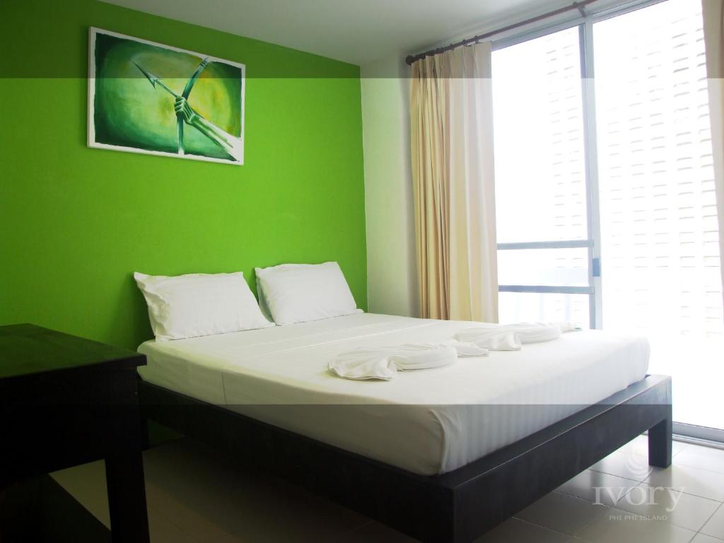 Una cama o camas en una habitación de Ivory Phi Phi Island