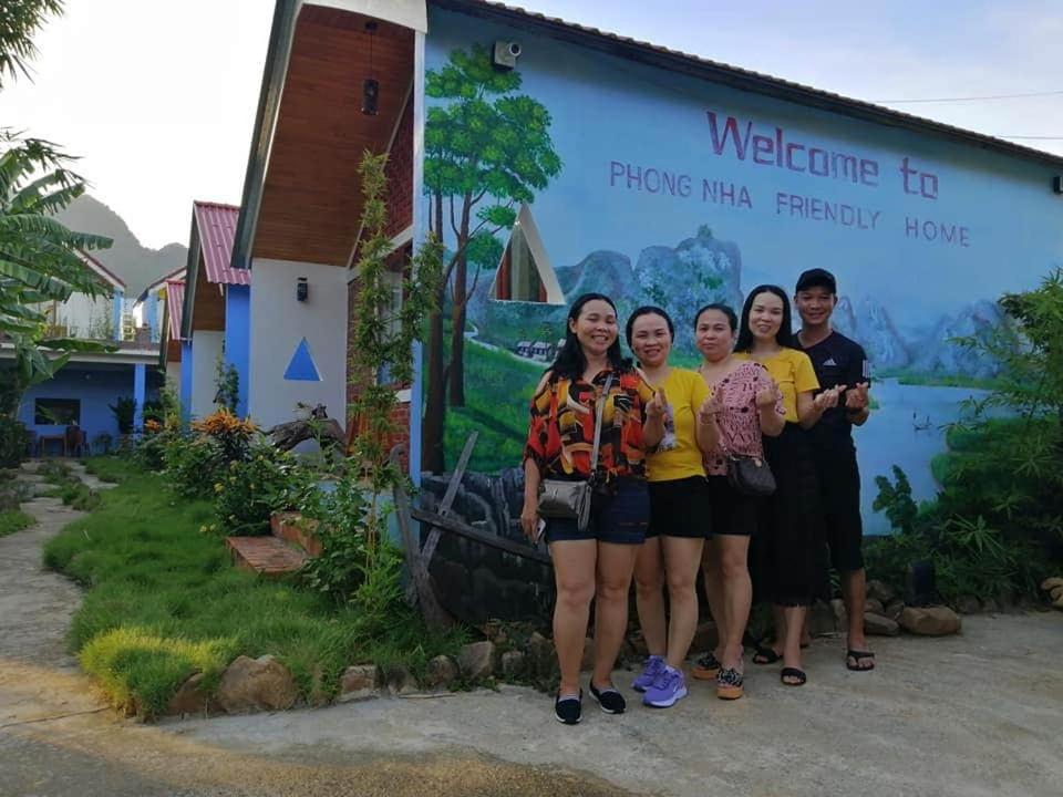 un grupo de mujeres frente a un cartel en Phong Nha Friendly Home, en Phong Nha