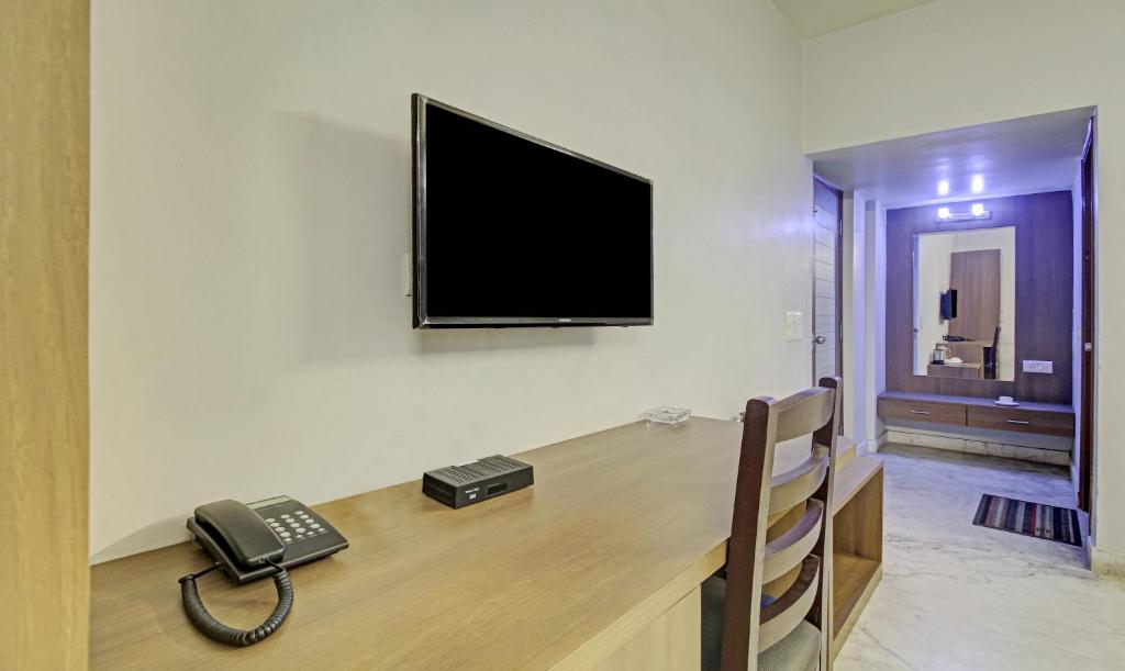 TV a/nebo společenská místnost v ubytování Treebo Sreemaa Newtown