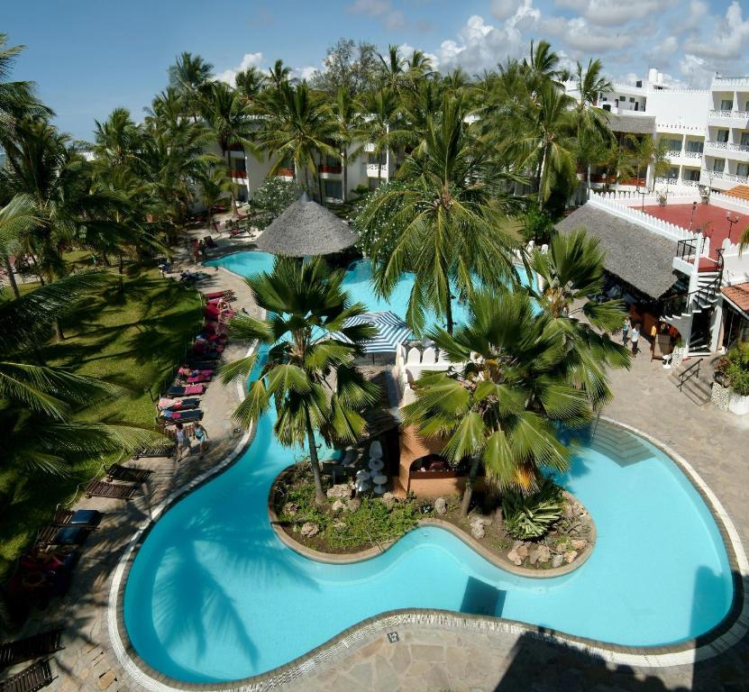 een uitzicht over een zwembad in een resort bij Bamburi Beach Hotel in Bamburi