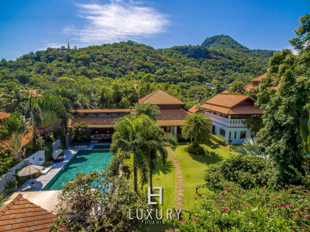Výhled na bazén z ubytování 5 Bedroom Bali Style Mansion WL2 nebo okolí
