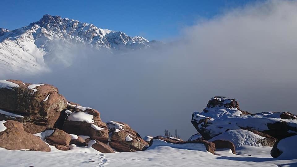 歐凱梅登的住宿－Chalet tizrag，雪覆盖的山峰前的雪覆盖的山峰